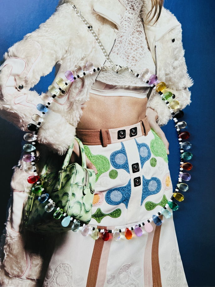 Черно-белый полосатый чокер с разноцветными стеклянными каплями в коллекционном мешочке