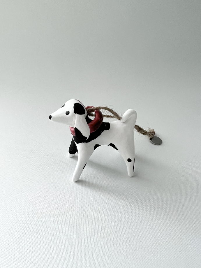 Интерьерный подвес и статуэтка белая собака в пятнышко в красном ошейнике из костяного фарфора ручной лепки