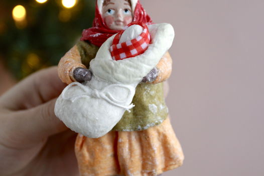 Новогодняя игрушка «Крестьянка с куклой»