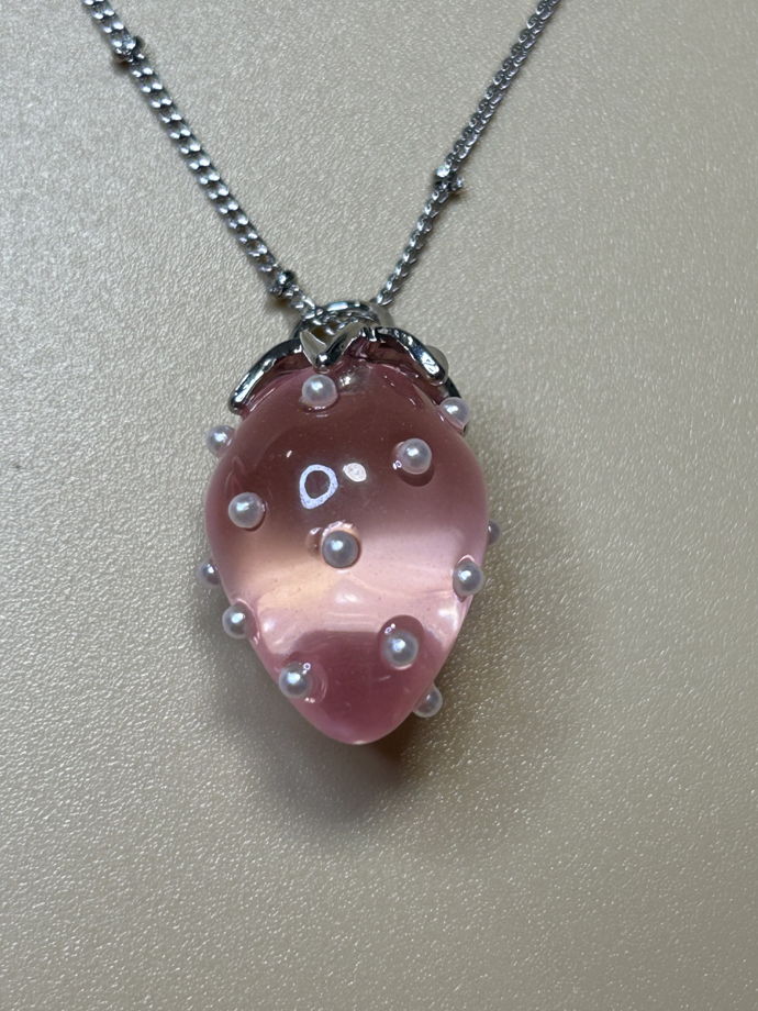 Серебряная цепочка с подвеской розовая клубничка