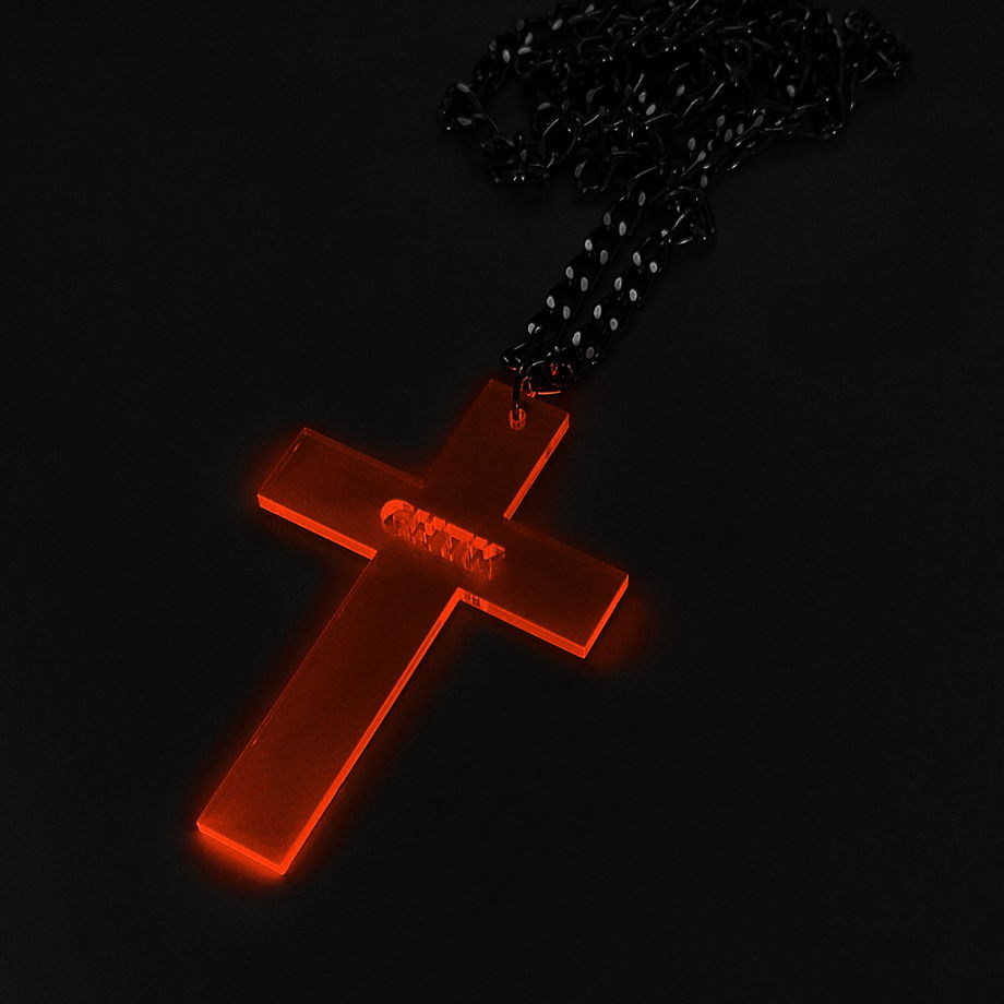 Подвеска в виде оранжевого креста из флуоресцентного пластика с логотипом на цепочке