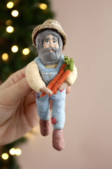 Ватная ёлочная игрушка «Фермер с морковками»