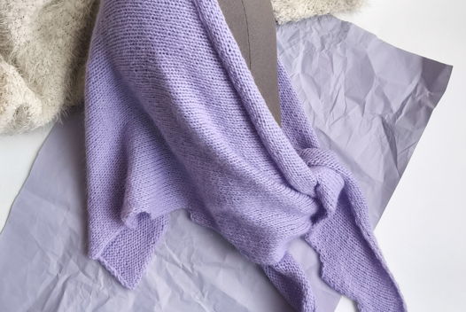 Вязаная косынка ручной работы из пуха норки нежно сиреневая