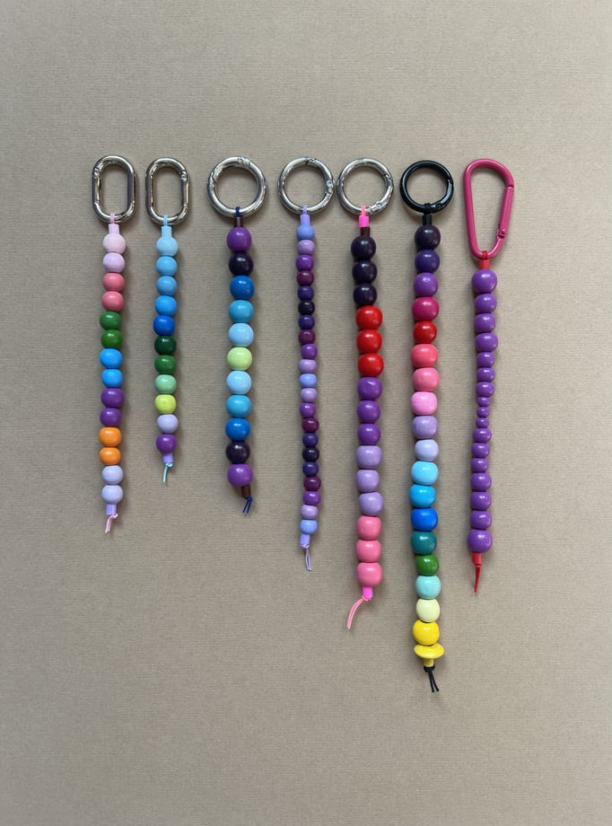 Брелок для ключей из цветных бусин. Декоративный обвес для сумки.