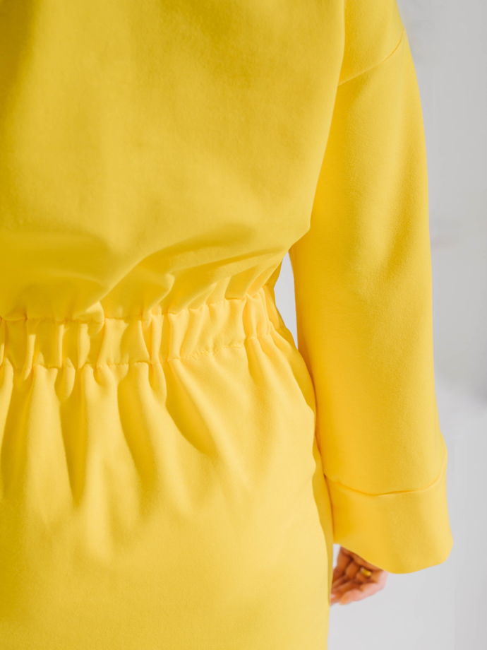 Ярко-желтое мини-платье с длинным расклешенными рукавами