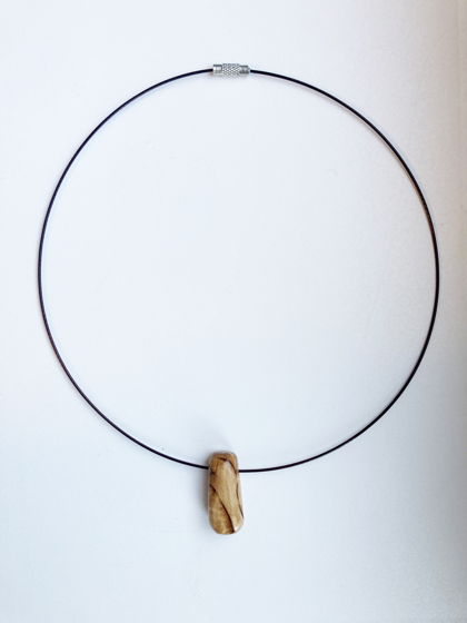 Ожерелье чокер из карельской березы
