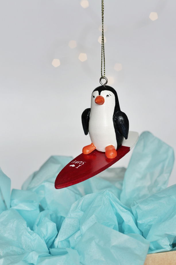 Авторская декоративная игрушка из дерева "Пингвин- серфер" бордо