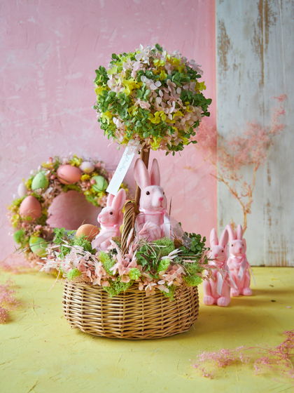 Пасхальная корзиночка с кроликами и деревцем