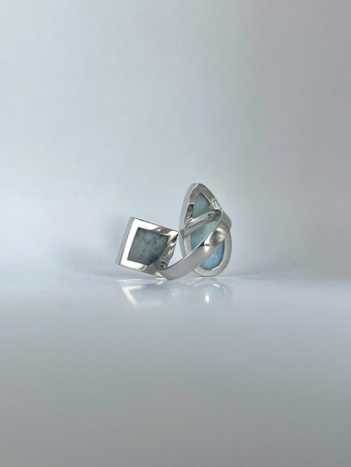 Кольцо из латуни c двумя камнями, с голубым  виоланом и серым кахолонгом. Deux S3.