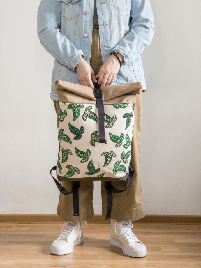 Большой городской рюкзак зелёного коричневого цвета с ручной набойкой и вышивкой Лориэнский лист
