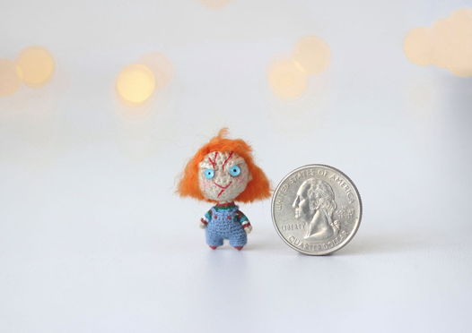 Вязанная миниатюра куклы Чакки маленькая фигурка крючком.