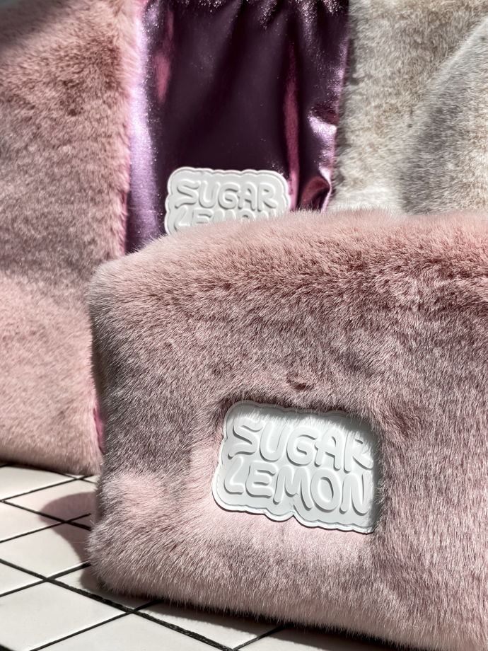 Дизайнерская косметичка из искусственного розового меха под норку,  с логотипом  SugarLemon, размер M