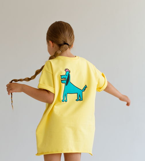 Детское платье-футболка свободного кроя с принтом на спине