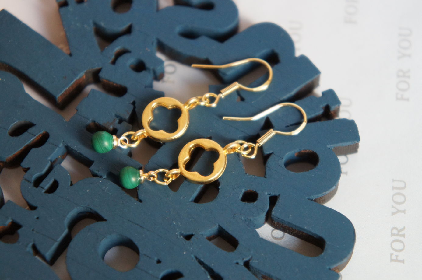 Матовые позолоченные серьги четырехлистный клевер малахит