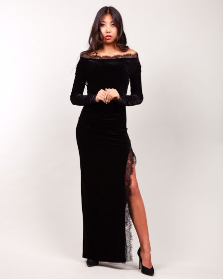 Черное бархатное платье с разрезом