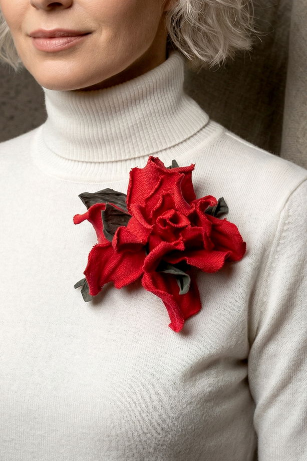 Красная брошь цветок ручной работы из льна