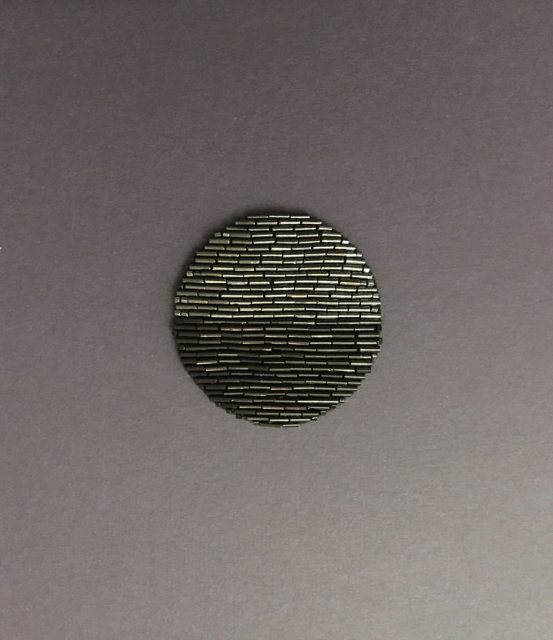 Брошь круглая минималистичная из бисера чёрного и антрацитового цветов