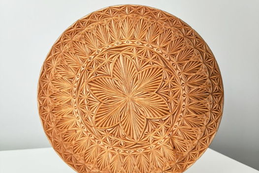 Круглая резная подставка из дерева ручной работы