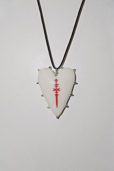 Кулон-перевёртыш в форме сердца с шипами