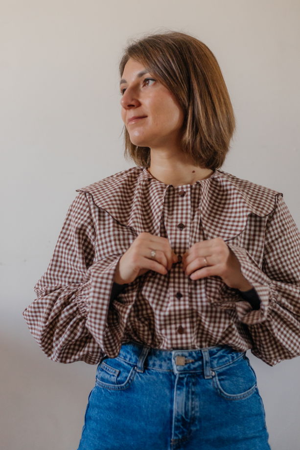 Блузка в шоколадную клетку с воротничком цветочек