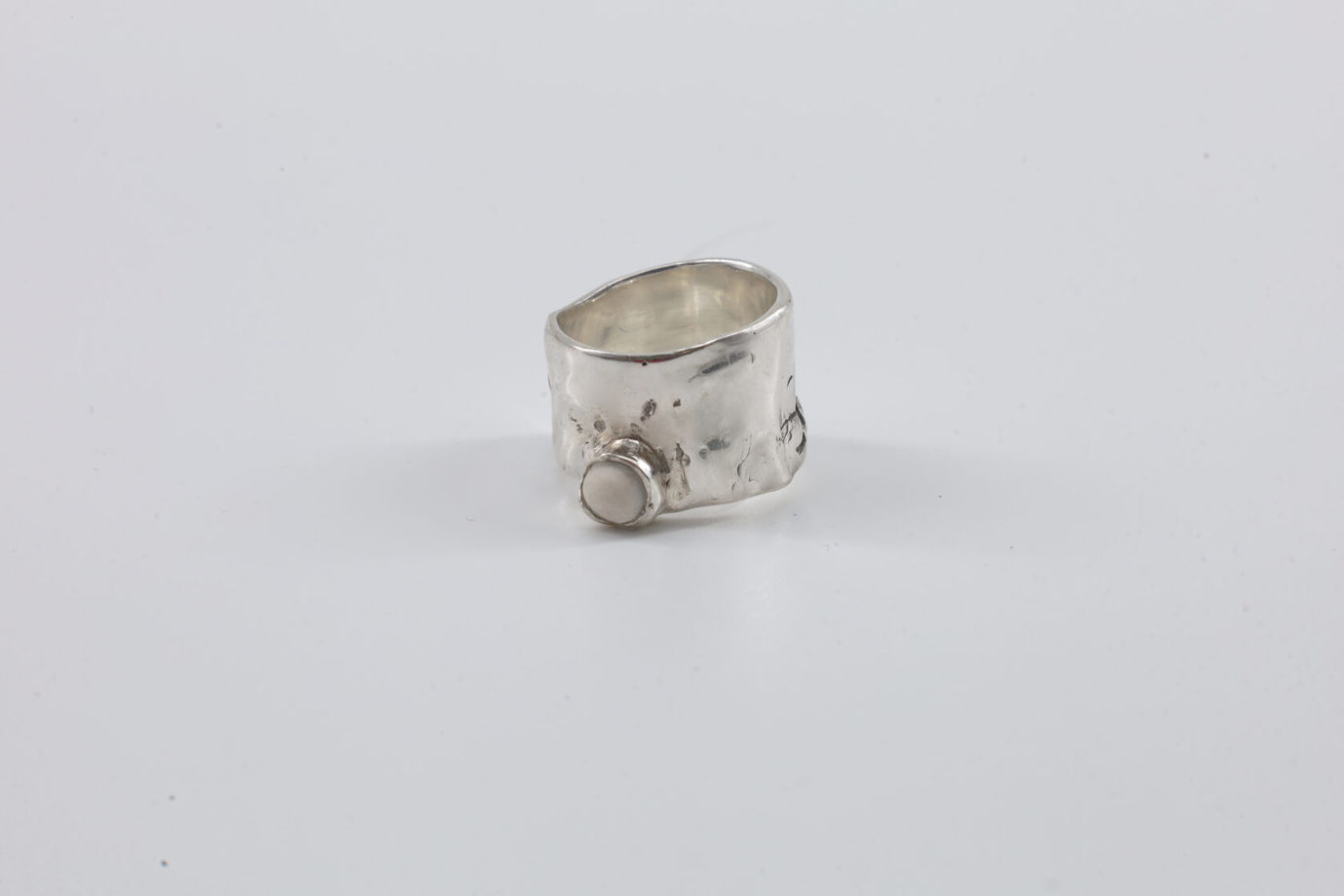 Серебряное кольцо на фалангу с вставкой из фарфора из серии «illusory»
