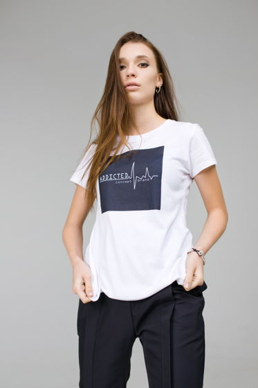Белая женская футболка "ADDICTED"