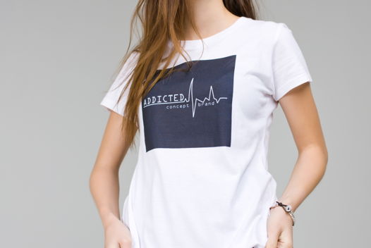 Белая женская футболка "ADDICTED"