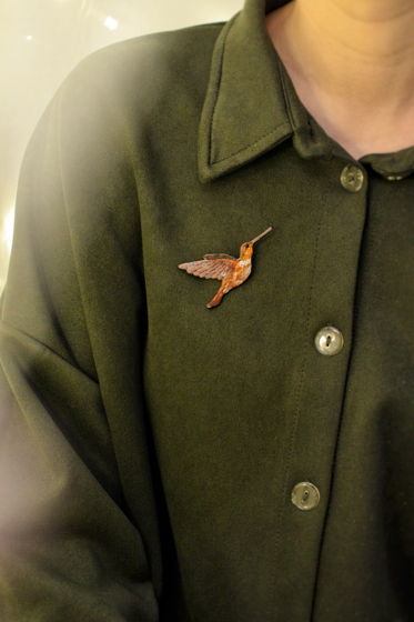 Вышитая вручную брошь "Охристый колибри"