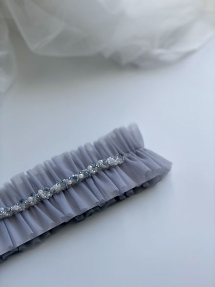 Свадебная подвязка с ручной вышивкой в серо-голубых тонах