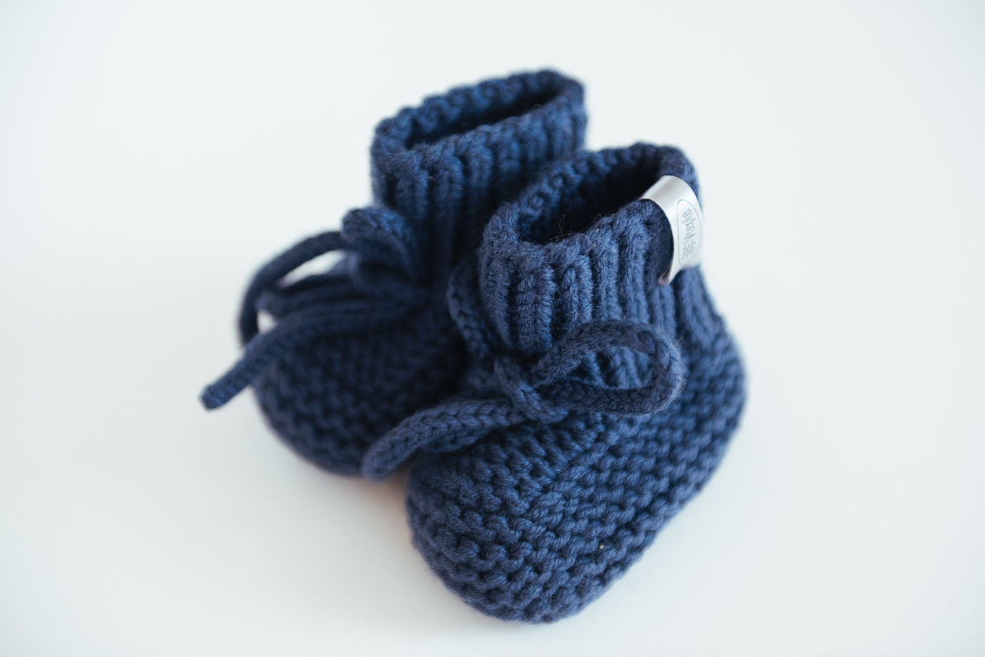 Синие вязаные пинетки для новорожденных  из  100% мериноса ручной работы