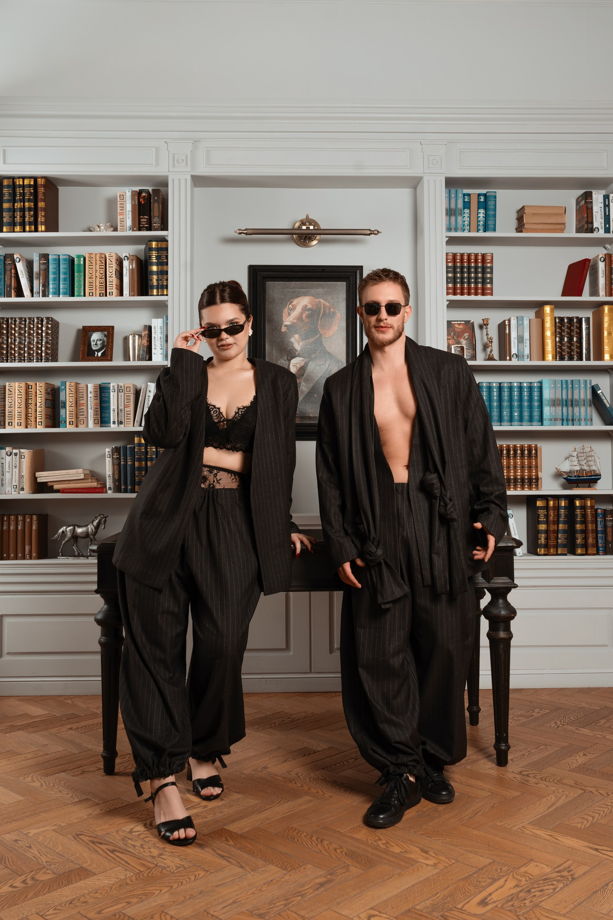 Костюм классика с аксессуарным шарфом
