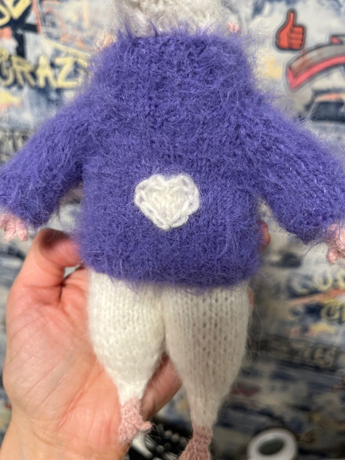 Крыса в фиолетовом свитере вязаная