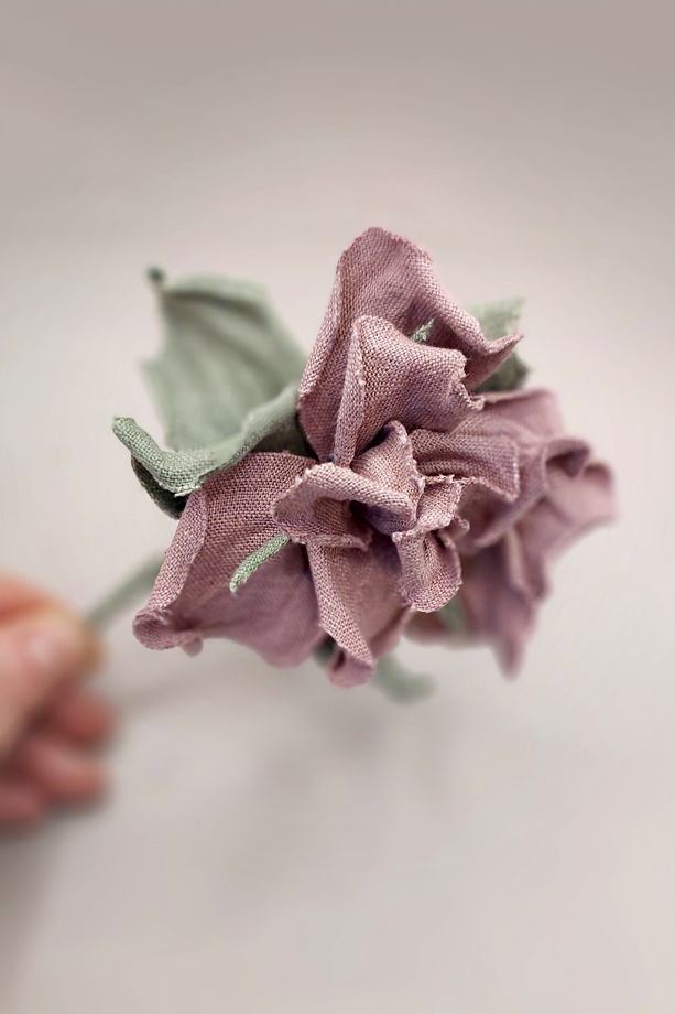 Брошь цветок  ручной работы из натурального льна.