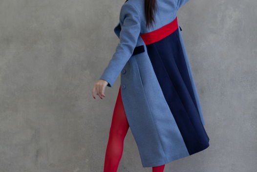 Сине-голубое пальто с красным поясом Летисия