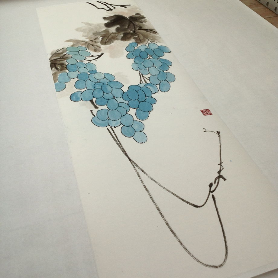 "Голубой виноград", картина-свиток в традиционном китайском стиле се-и   (35 * 108 см)