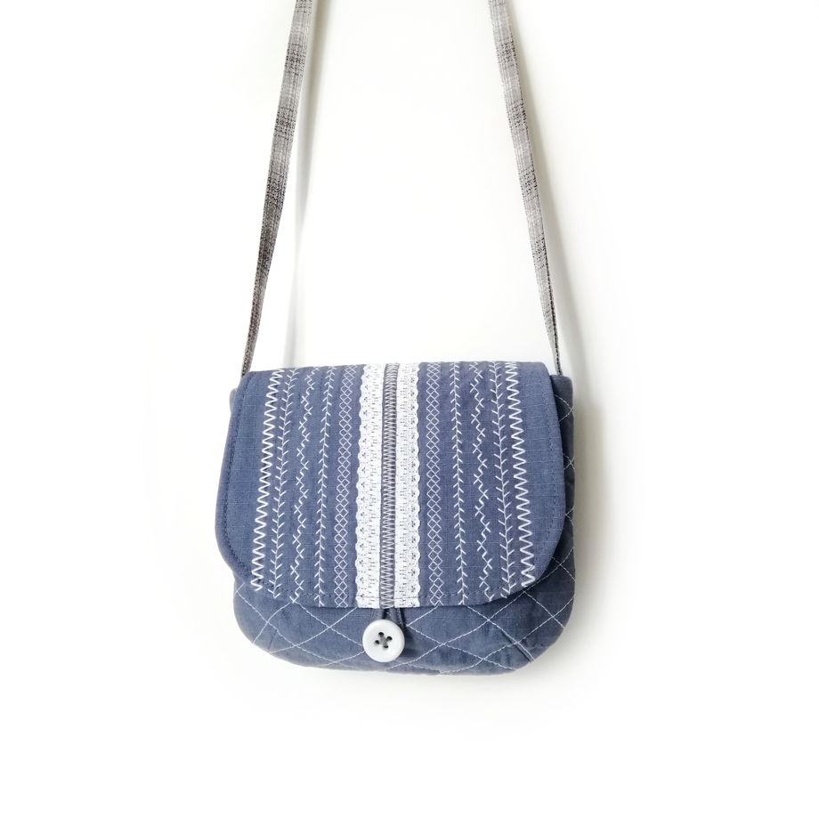 Женская текстильная сумочка ручной работы на длинном ремешке