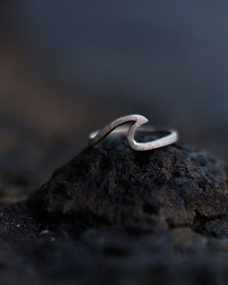 Серебряное кольцо "Волна" (матовое с царапинками)