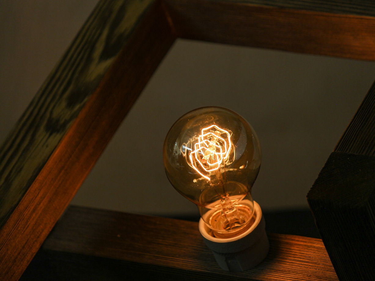 Деревянный настольный светильник ручной работы "Geometry" тёмный
