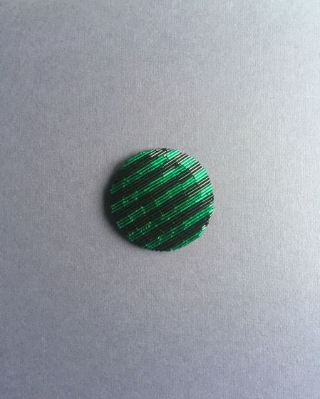 Брошь круглая минималистичная из бисера зеленого и чёрного цветов