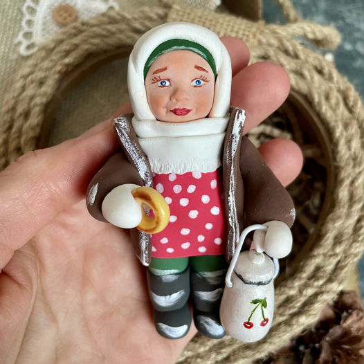 Ёлочная игрушка «Дуняша с бидоном и ватрушкой. Советское детство»
