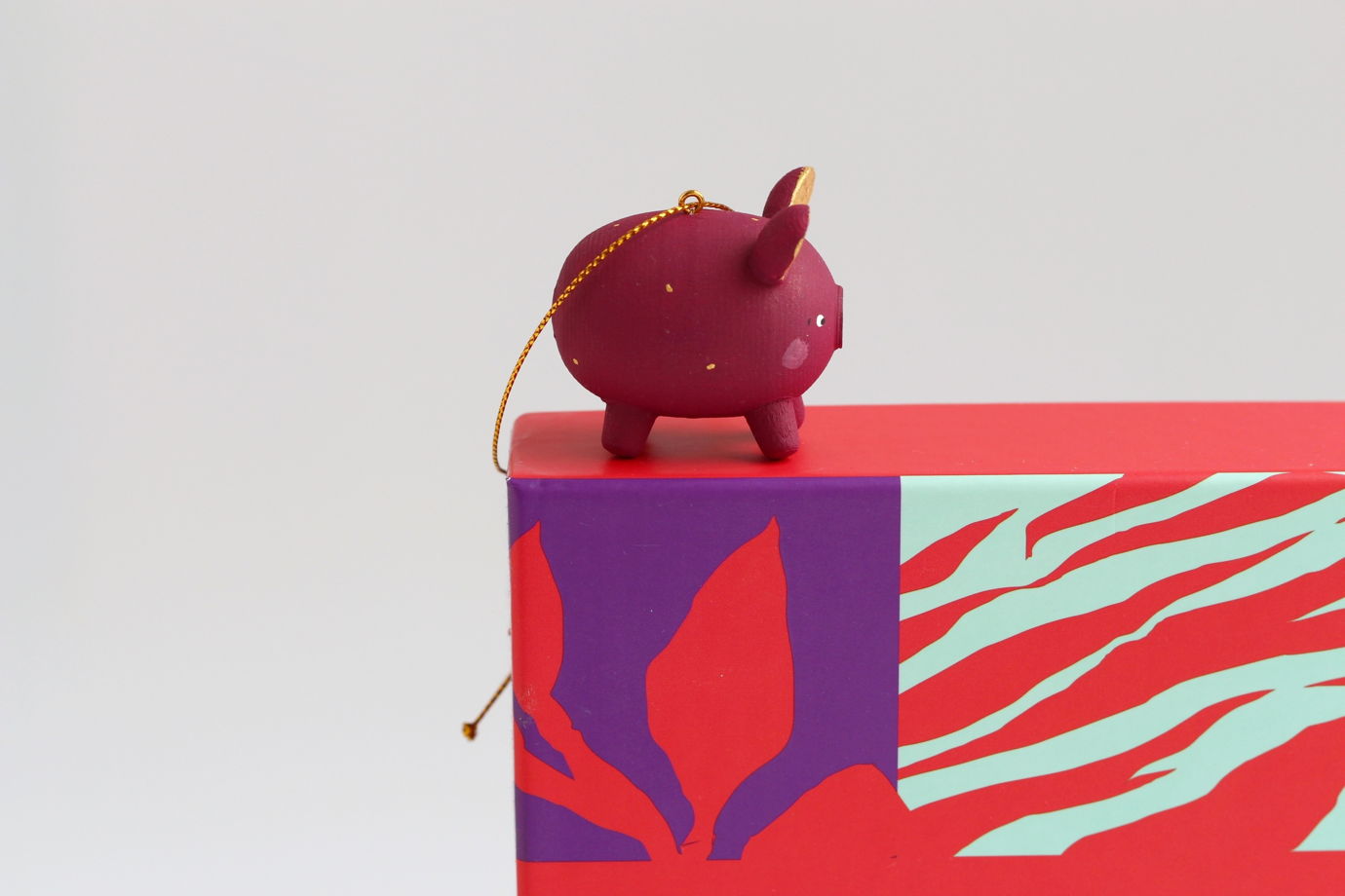 Авторская декоративная елочная игрушка из дерева "Поросёнок бордо"