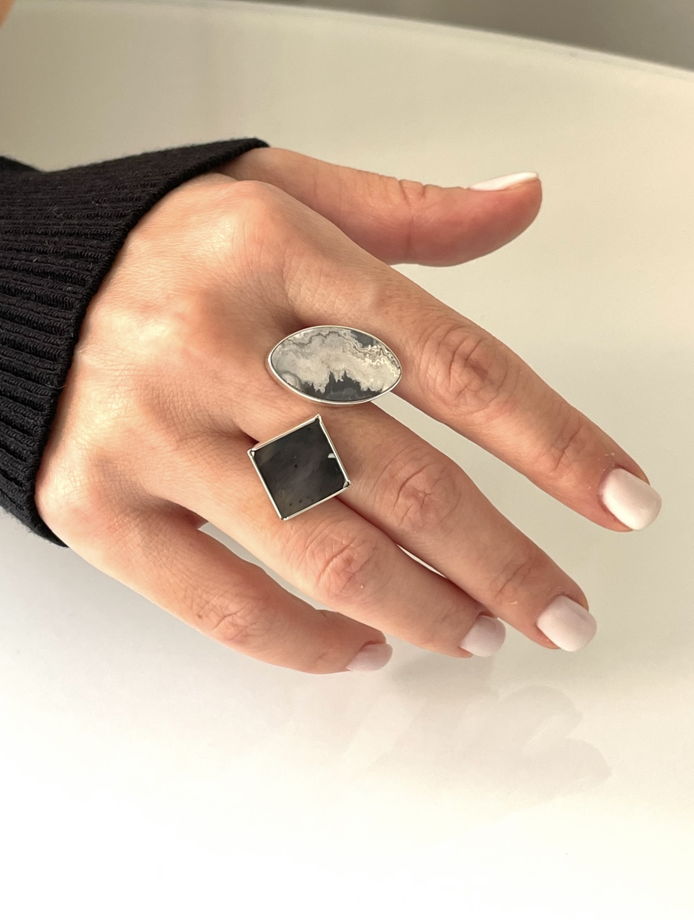 Кольцо из серебра с двумя камнями, серым и черным агатами. Rivière de pierre.