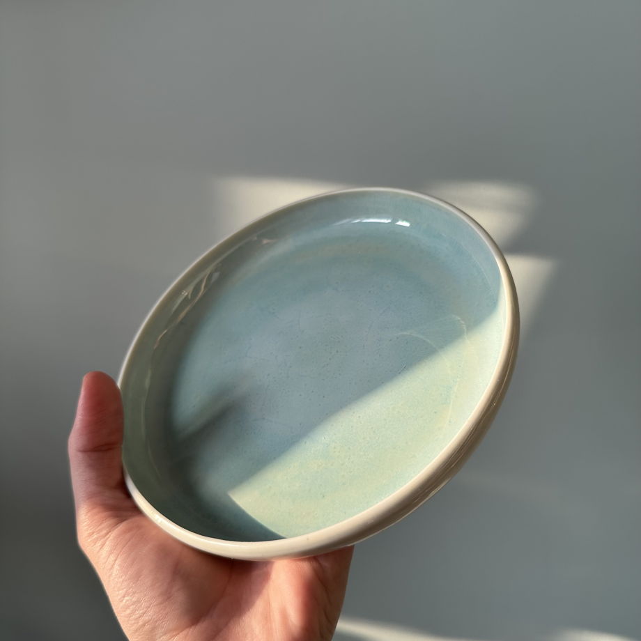 Тарелка бело-бирюзовая плоская ручной работы, "Лазурь"