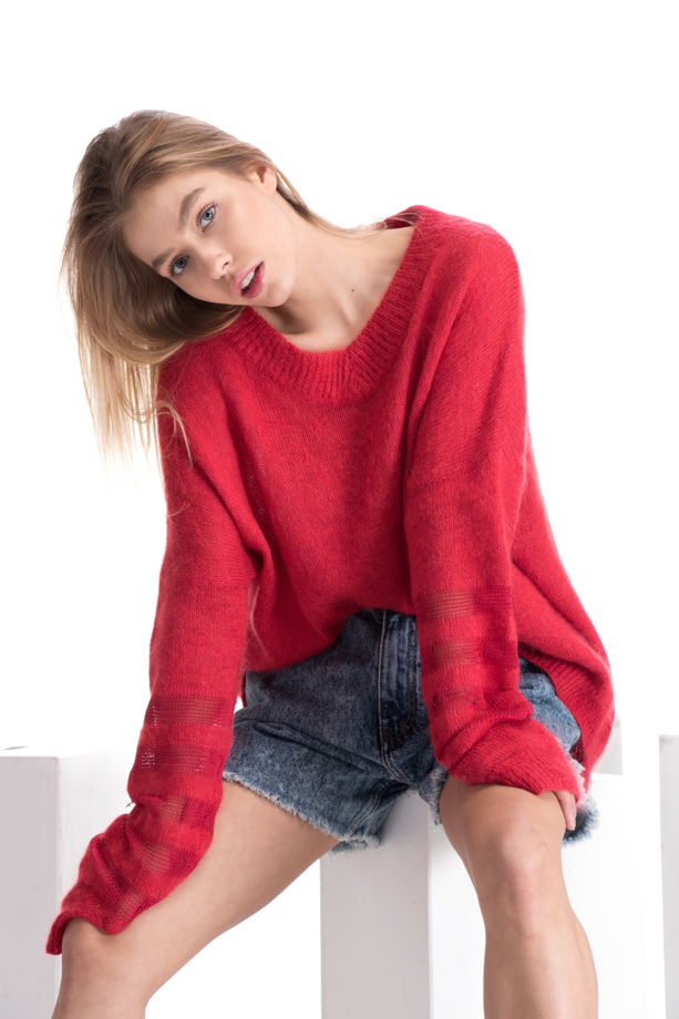 Красный свитер оверсайз с v-воротом и длинными рукавами