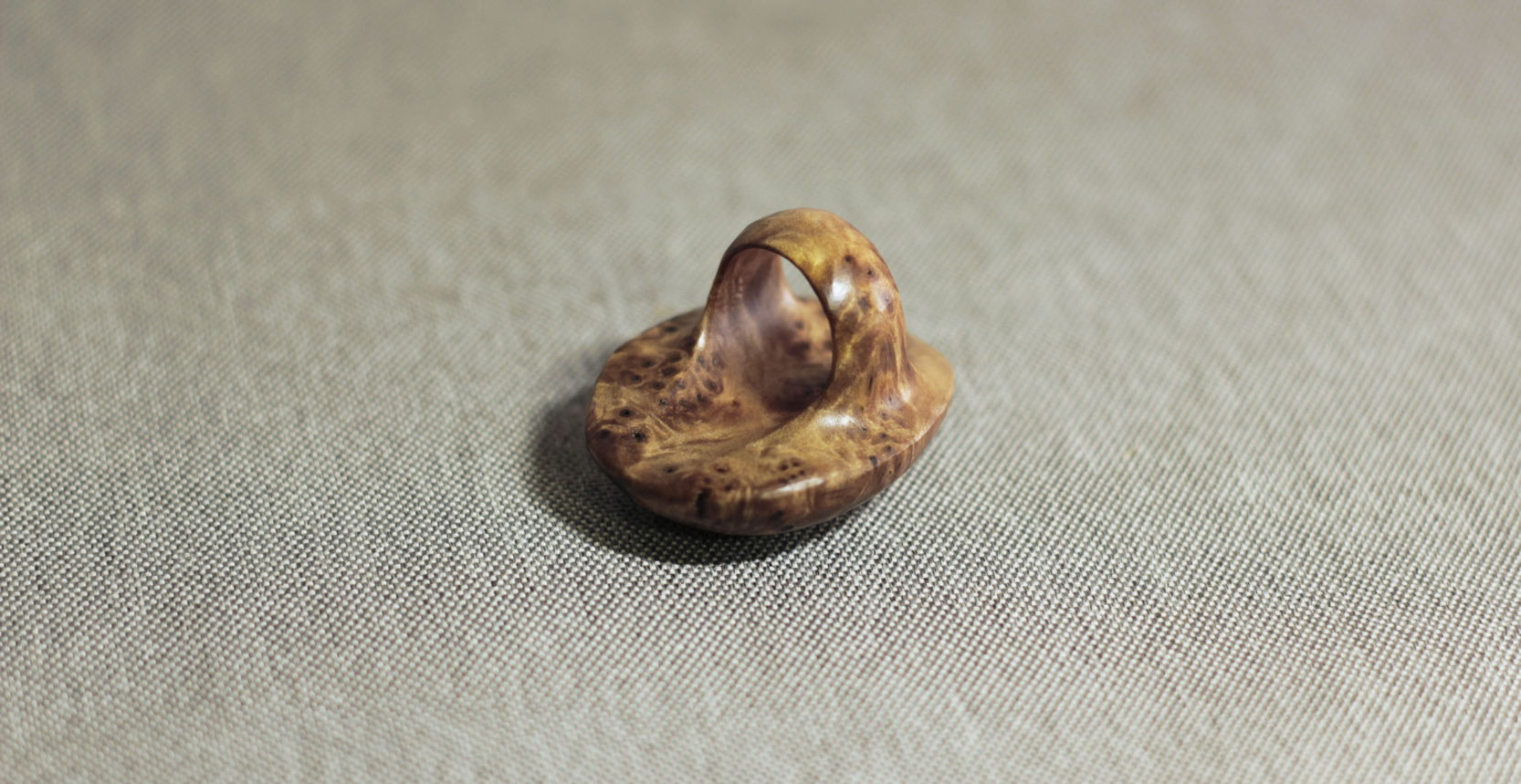 Деревянное кольцо из мореной березы с натуральным рисунком