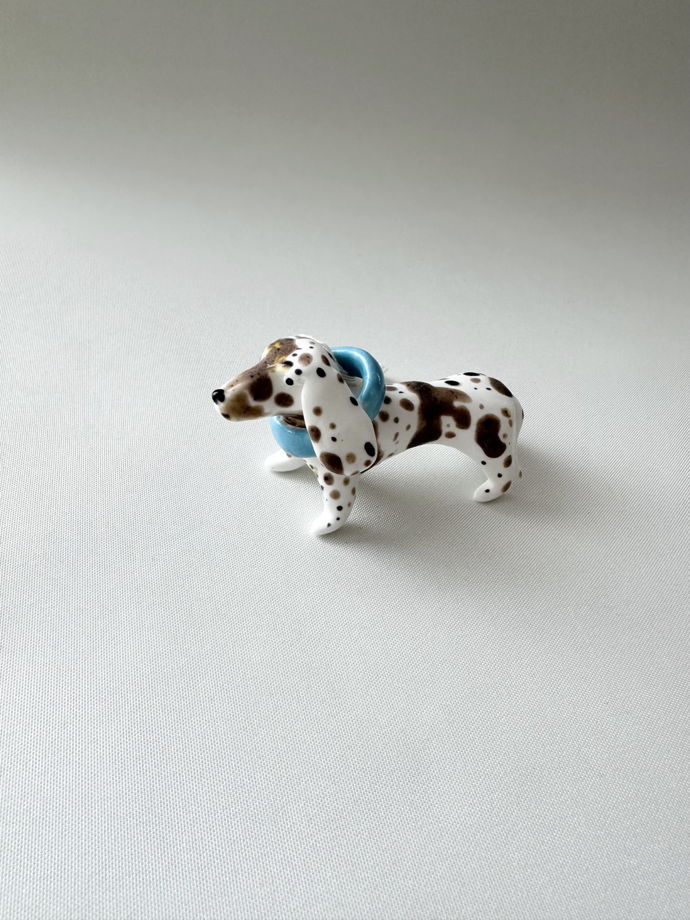 Статуэтка-подвес-ёлочная игрушка собака такса в голубом ошейнике из английского костяного фарфора ручной работы