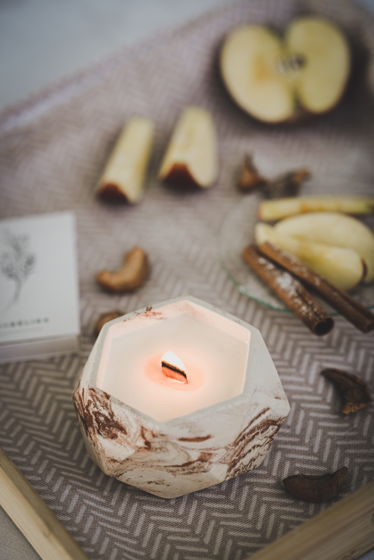 Коричневая свеча 150 мл с ароматом "Яблоко и корица" ручной работы