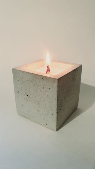 Насыпная свеча в бетонном подсвечнике куб