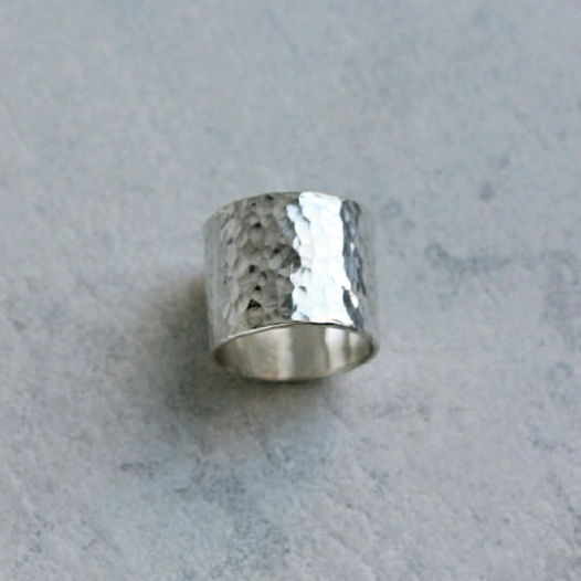 Широкое серебряное кольцо с кованой фактурой
