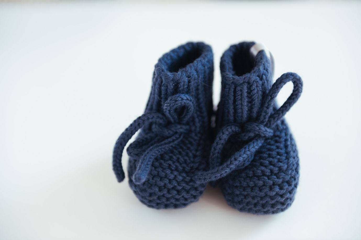 Синие вязаные пинетки для новорожденных  из  100% мериноса ручной работы